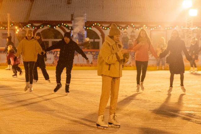Jadwal ice skating AEON JGC 2022 terbaru. Foto: Unsplash/Nadin Mario.