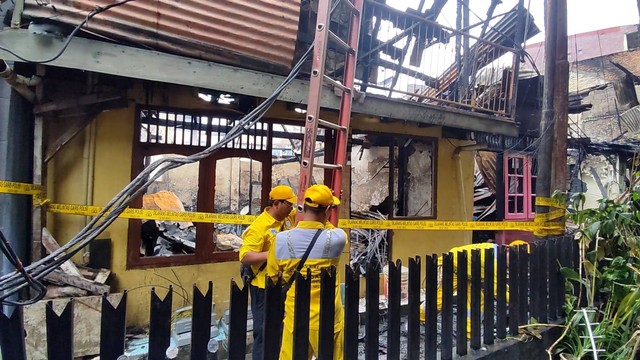 Kondisi terkini lokasi kebakaran di Jalan Bangka Buntu 1, Mampang, Jakarta Selatan, Selasa (27/12/2022). Foto: Jonathan Devin/kumparan