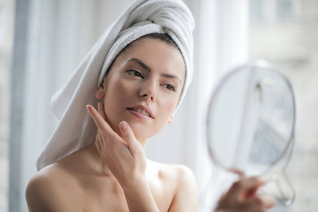 Cara mengecilkan pori-pori wajah secara alami sebagian besar memanfaatkan bahan alami yang baik untuk kesehatan kulit. Foto: Pexels.com 