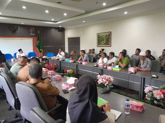 Rapat dengar pendapat di DPRD Batam, Senin (26/12/2022) terkait masalah lahan di Sei Nayon. (Foto: Juna/Batamnews)