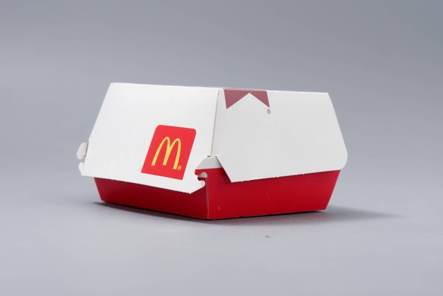 Ilustrasi bungkus kotak makanan McDonald's. Foto: makalex69/Shutterstock