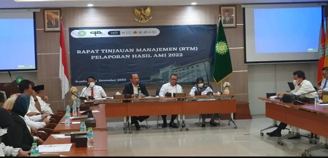 Rektor UIN Bandung saat memberikan arahan dalam Rapat Tinjauan Manajemen (RTM) hasil Audit Mutu Internal (AMI), Senin (26/12/2022)