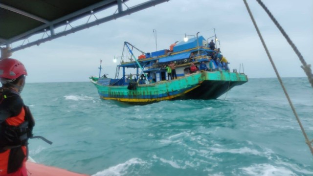Basarnas melakukan pencarian terhadap 3 ABK KM KY 02 yang hilang di perairan Karimata. Foto: Dok Basarnas Pontianak 