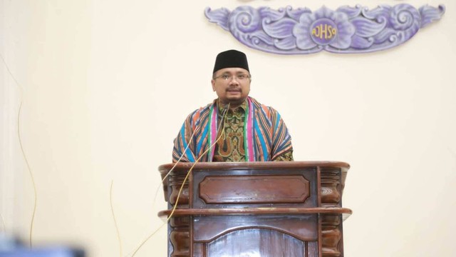 Menteri Agama Yaqut Cholil Qoumas menyapa umat Kristiani yang tengah merayakan Natal di Gereja Katolik St. Maria Immaculata, di Mataram, NTB, Senin (26/12/2022). Foto: Kemenag