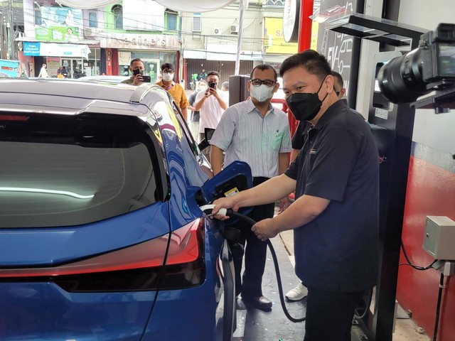 Fasilitas Stasiun Pengisian Kendaraan Listrik Umum (SPKLU) Astra Otopower. Foto: Rizki Fajar Novanto/kumparan