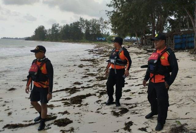 Personel Basarnas menyusuri Pantai Trikora Bintan mencari korban tenggelam. (Foto: Basarnas untuk Batamnews)