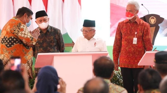 Gubernur Jateng Ganjar Pranowo saat mendampingi Wapres Ma'ruf Amin meresmikan PLUT KUMKM Kabupaten Semarang, Jalan Fatmawati No. 161 Semarang, Jateng, Selasa (27/12/2022). Foto: Dok. Istimewa