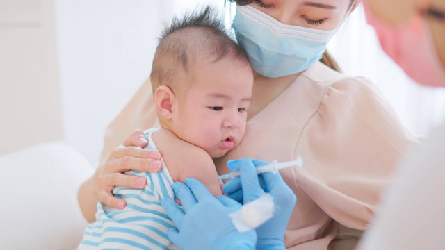 Ilustrasi bayi imunisasi atau mendapat vaksin.  Foto: aslysun/Shuttterstock