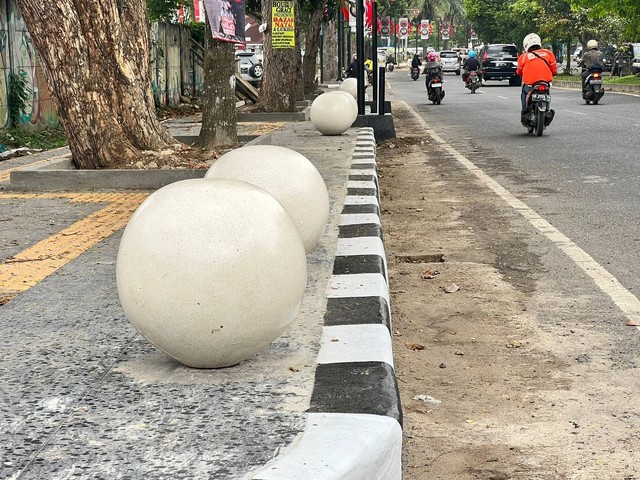 Pembatas antara trotoar dan jalan raya (Bollard), Selasa (27/12/2022) | Foto: Roza Hariqo/Lampung Geh