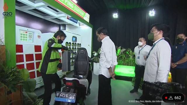 Motor listrik yang bisa tukar baterai. Foto: Youtube/Sekretariat Presiden