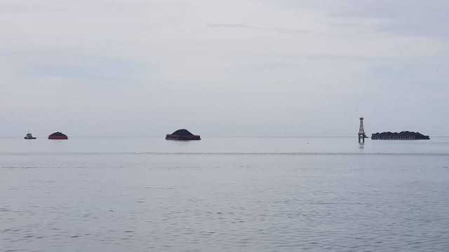 Kapal tongkang pengangkut batu bara asal Samarinda, Kalimantan Timur, berlabuh di perairan Mamuju karena gelombang tinggi di perairan Majene. Foto: Adi Pallawalino/SulbarKini