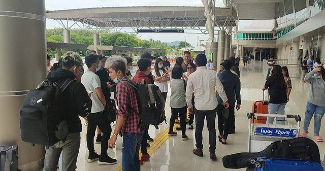 WNI asal Sulut yang diduga jadi korban perdagangan orang di Kamboja tiba di Bandara Sam Ratulangi  Manado.