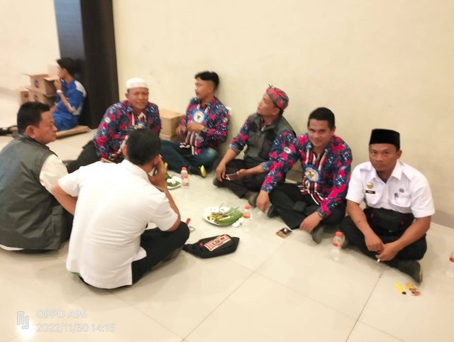 Ketua dan Pengurus FKKC Kabupaten Cirebon bersama pihak Kecamatan Mundu membahas kelanjutan dugaan kasus pemotongan dana bansos. Foto: Joni/Ciremaitoday