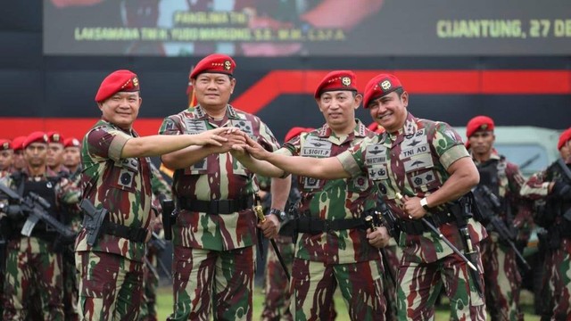 Kapolri Jenderal Listyo Sigit Prabowo dan Panglima TNI Laksamana Yudo Margono terima brevet hingga baret merah di Mako Kopassus, Cijantung, Jakarta Timur, Selasa (27/12/2022). Foto: Jonathan Devin/kumparan