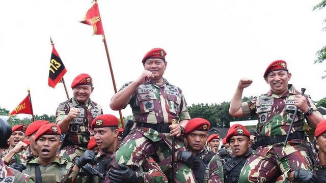 Yudo Margono-Listyo Sigit Terima Baret Merah Hingga Brevet Kehormatan ...