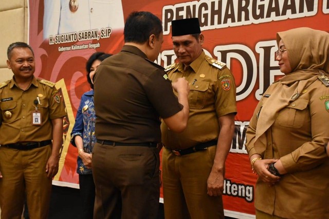 Penjabat (Pj.) Bupati Kotawaringin Barat (Kobar) Anang Dirjo, menerima penghargaan Siddhakarya. Penghargaan dari pemerintah provinsi (Pemprov) Kalimantan Tengah (Kalteng). Foto: IST