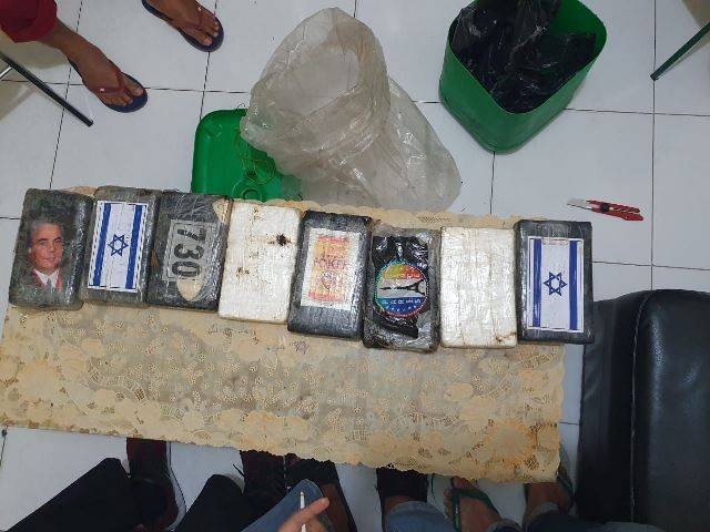 Penampakan delapan bungkus narkotika diduga kokain yang ditemukan di dalam hutan Anambas. (Foto: Reza/batamnews)