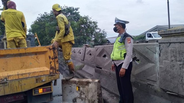 Pemasangan pembatas di Jembatan KBN Marunda Jakarta Utara. Foto: Twitter/@TMCPoldaMetro