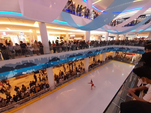 Penampilan salah satu atlet Ice Sketing semarakan perayaan natal di Gaia Bumi Raya City. Foto: Dok. Istimewa