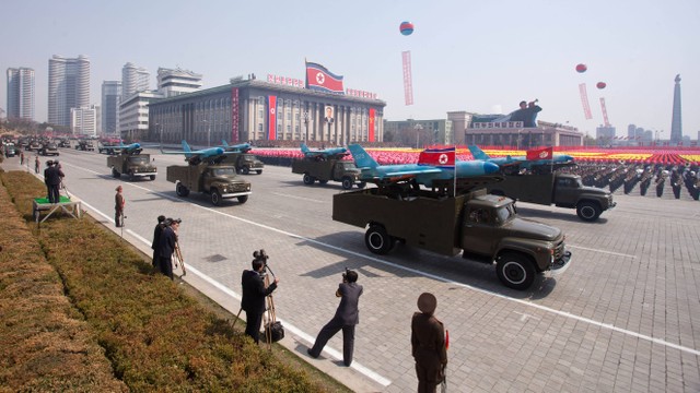 Drone Korea Utar ditampilkan selama parade militer melewati alun-alun Kim Il-Sung yang menandai peringatan 60 tahun gencatan senjata perang Korea di Pyongyang pada 27 Juli 2013. Foto: Ed JONES / AFP