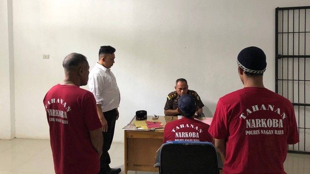 Polisi melimpahkan berkas perkara bandar narkoba Nurdin alias M Top disertai penyerahan tersangka dan barang bukti ke Kejaksaan Negeri (Kejari) Nagan Raya. Foto: Dok. Polres Nagan Raya