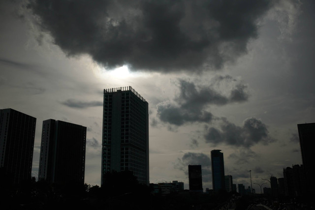 Awan mendung menyelimuti Jakarta. Foto: Jamal Ramadhan/kumparan