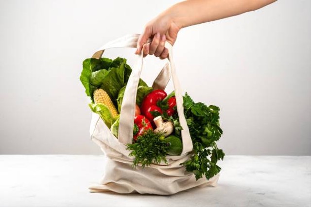 Ilustrasi Efektivitas Penggunaan Goodie Bag Dalam Zero Waste Lifestyle. Image Source: https://www.istockphoto.com