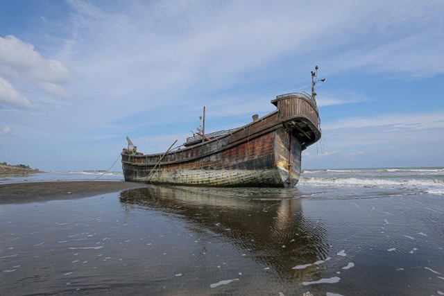 Ilustrasi kapal terbengkalai. Foto: Amanda Jufrian/AFP