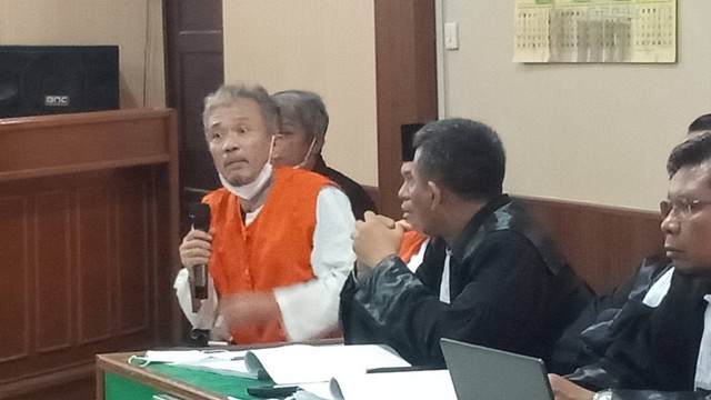 Bambang Tri Mulyono menjalani persidangan dalam kasus dugaan ujaran kebencian, penistaan agama, dan pelanggaran UU ITE di PN Solo, Selasa (27/12/2022). FOTO: Agung Santoso