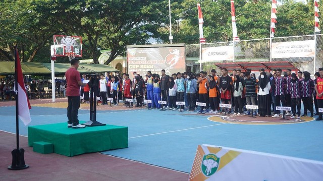 Kepala Staf Kodam Iskandar Muda (Kasdam IM), Brigjen TNI Hadi Basuki, membuka secara resmi turnamen bola basket Pangdam IM Cup 2022 antar pelajar se-Aceh di lapangan Blang Padang, Selasa (27/12). Foto: Pendam IM