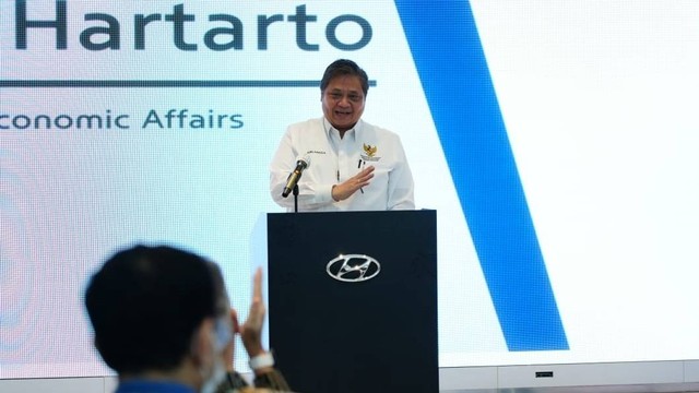 Airlangga Hartarto saat menyampaikan sambutan dalam kunjungan kerja ke PT Hyundai Motor Manufacturing Indonesia (HMMI) di Cikarang, Selasa (27/12/2022). Foto: Dok. Istimewa