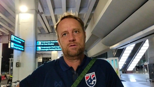 Pelatih Thailand, Alexandre Poelking, di Terminal 3 Bandara Soekarno-Hatta pada 27 Desember 2022. Foto: Soni Insan Bagus L/kumparan