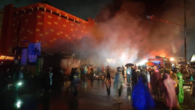 Kondisi terkini Pasar Sentral Makassar yang masih terbakar. Foto: Dok. Istimewa