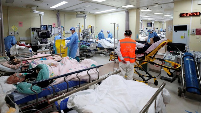 Pekerja medis merawat pasien COVID-19 di unit perawatan intensif departemen darurat di rumah sakit Chaoyang Beijing di Beijing, China, Selasa (27/12/2022). Foto: China Daily via Reuters