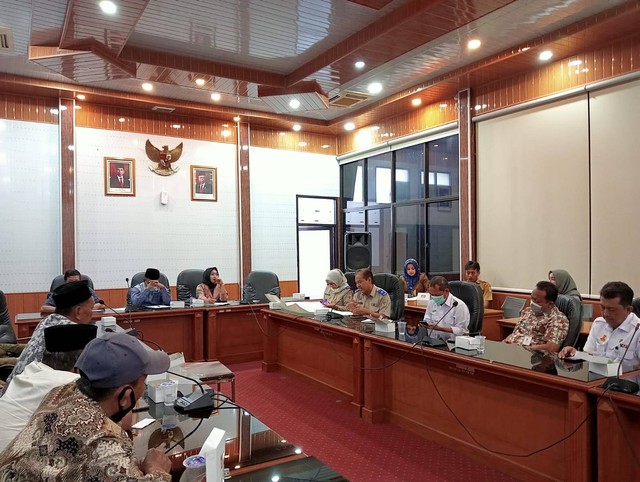 Komisi I DPRD Kabupaten Cirebon memfasilitasi audiensi sengketa lahan antara warga dan PT KAI. Foto: Joni/Ciremaitoday