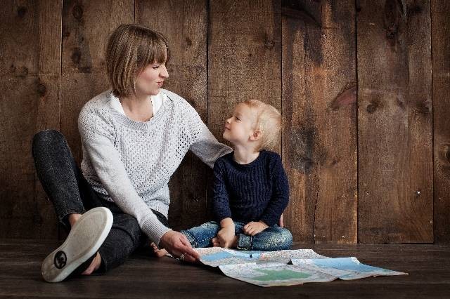 sumber dari: https://www.pexels.com/photo/child-with-woman-holding-map-235554/