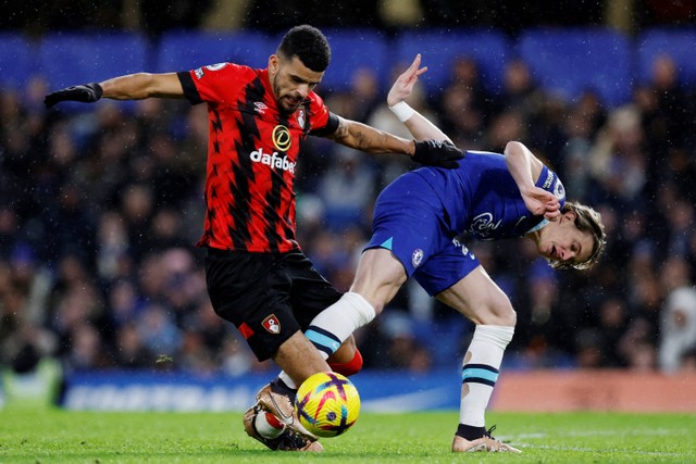 Pemain Chelsea Conor Gallagher  berebut bola dengan pemain AFC Bournemouth pada pertandingan lanjutan Liga Inggris di Stamford Bridge, London, Inggris.
 Foto: Andrew Couldridge/REUTERS