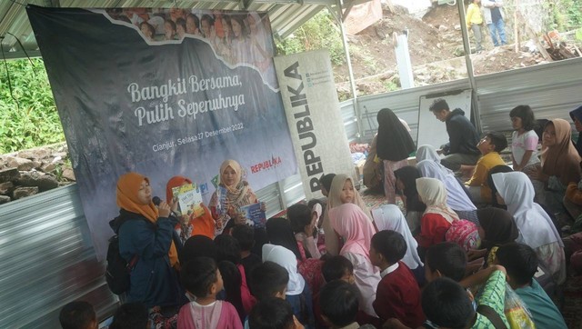 Bantuan kemanusiaan terus bergulir. Kali ini datang dari kerja sama antara Republika, Ikatan Penerbit Indonesia (Ikapi), Republika Penerbit, Cianjur Read Aloud, dan Dompet Dhuafa pada Selasa (27/12/2022).