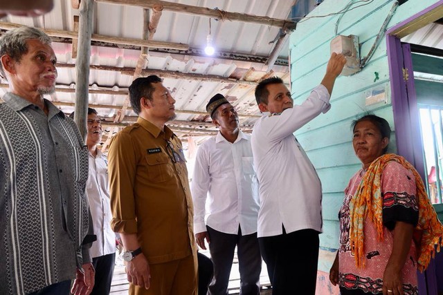 Gubernur Kepri, Ansar Ahmad, melihat secara langsung kondisi rumah warga yang kini dialiri listrik. Foto: Istimewa