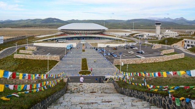 Suasana Daocheng Yading Airport, bandara tertinggi di dunia. Foto: Phuong D. Nguyen/Shutterstock