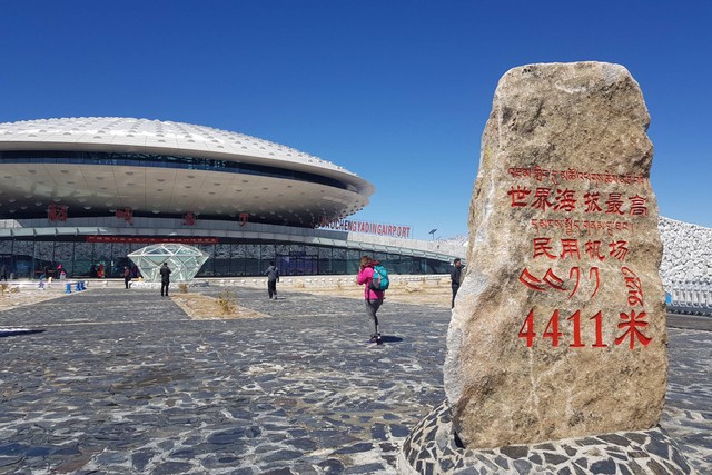 Daocheng Yading Airport, bandara yang berada di ketinggian 4.411 meter di atas permukaan laut. Foto: sharptoyou/Shutterstock