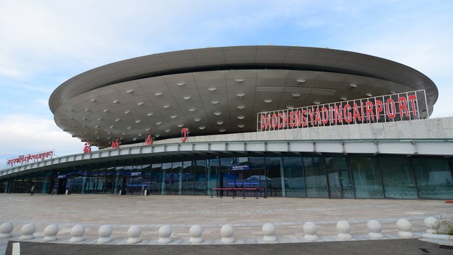 Daocheng Yading Airport, bandara tertinggi di dunia. Foto: Phuong D. Nguyen/Shutterstock