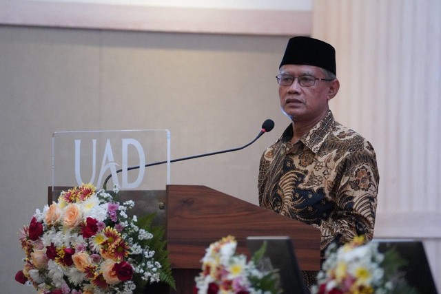 Ketua Umum Pimpinan Pusat (PP) Muhammadiyah Prof. Dr. Haedar Nashir, M.Si. pada Upacara Milad ke-62 UAD (Foto: Bidang Humas dan Protokol UAD)