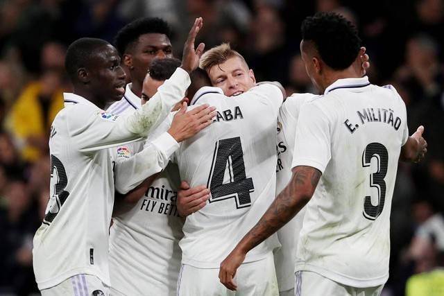 Selebrasi pemain Real Madrid usai mencetak gol ke gawang Cadiz pada pertandingan lanjutan Liga Spanyol di Santiago Bernabeu, Madrid, Spanyol. Foto: Violeta Santos Moura/REUTERS