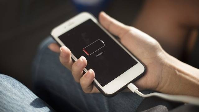 Ilustrasi layar HP berkedip saat di-charge. Foto: Pexels.