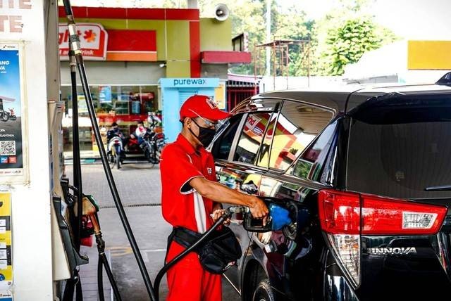 Pengisian BBM di SPBU Pertamina.  Foto: Pertamina