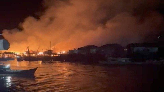 Belasan rumah di Kabupaten Inhil, Riau, terbakar pada Rabu (28/12) dini hari. (RONI TUAH/SELASAR RIAU)