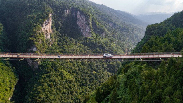 Jembatan Tali Besi Sungai Dadong di Chongqing, Tiongkok. Sumber foto : Wang Junjie