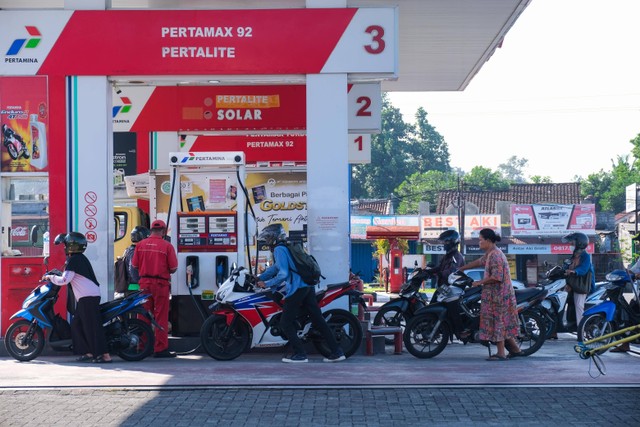 Yogyakarta, Indonesia - 2 Juli 2022. Pengendara sepeda motor antre di salah satu SPBU Pertamina (Perusahaan Pertambangan Minyak dan Gas Bumi Negara) di Yogyakarta. Foto: Nana Margono/Shutterstock.