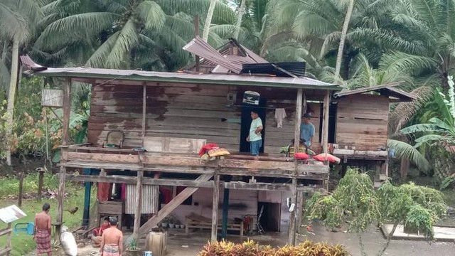 Atap rumah warga di Dusun Bajo, Desa Lemo, Mamuju Tengah, terbongkar usai diterjang angin puting beliung. Foto: Istimewa